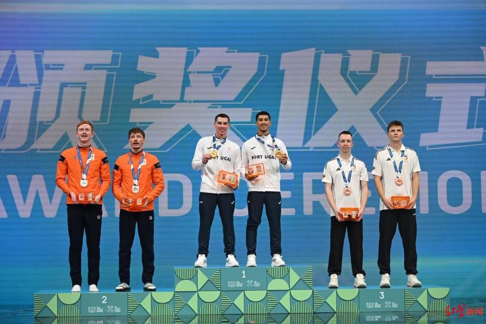 子双人同步, 年从悉尼奥